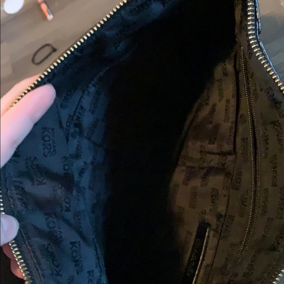 !!SOLD!!!! 100% Authentic Michael Kors crossbody - Picture 4 of 5